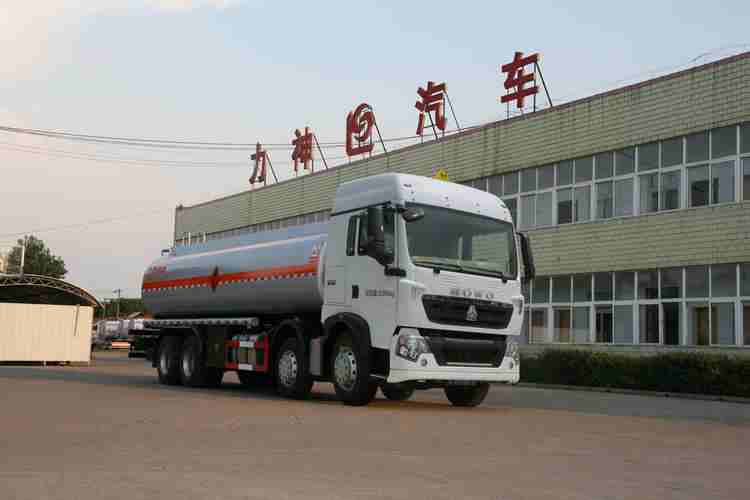 重汽前四后八油罐車圖片 重汽前四后八油罐車圖片