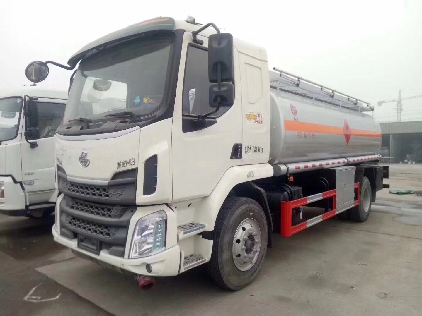 12噸東風(fēng)柳汽油罐車圖片 12噸東風(fēng)柳汽油罐車圖片