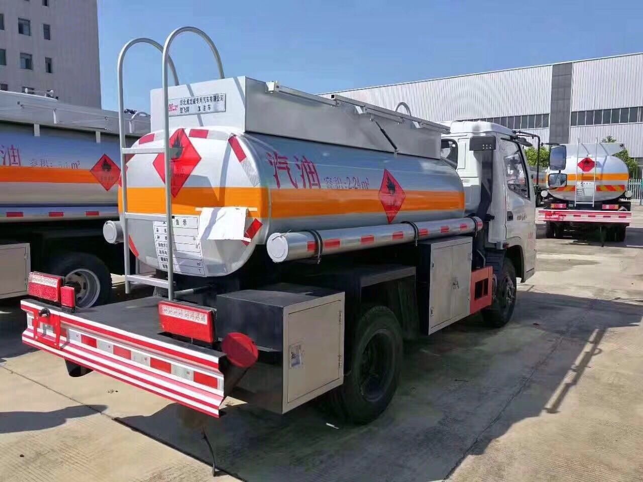 時(shí)風(fēng)風(fēng)順加油車(chē)圖片 時(shí)風(fēng)風(fēng)順加油車(chē)圖片