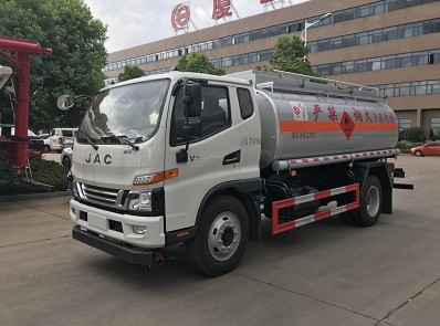 江淮新駿鈴V7 8噸油罐車(chē)圖片 江淮新駿鈴V7 8噸油罐車(chē)圖片
