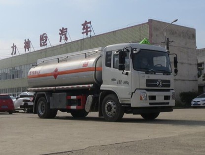 國(guó)六東風(fēng)天錦鋁合金油罐車(chē)圖片 國(guó)六東風(fēng)天錦鋁合金油罐車(chē)圖片