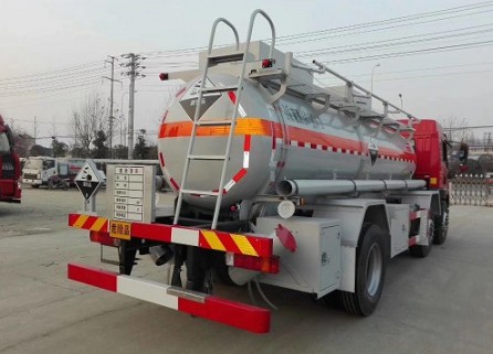 解放龍V小三軸前四后四SLS5253GFWC5V型腐蝕性物品罐式運(yùn)輸車后尾部圖片 解放龍V小三軸前四后四SLS5253GFWC5V型腐蝕性物品罐式運(yùn)輸車后尾部圖片